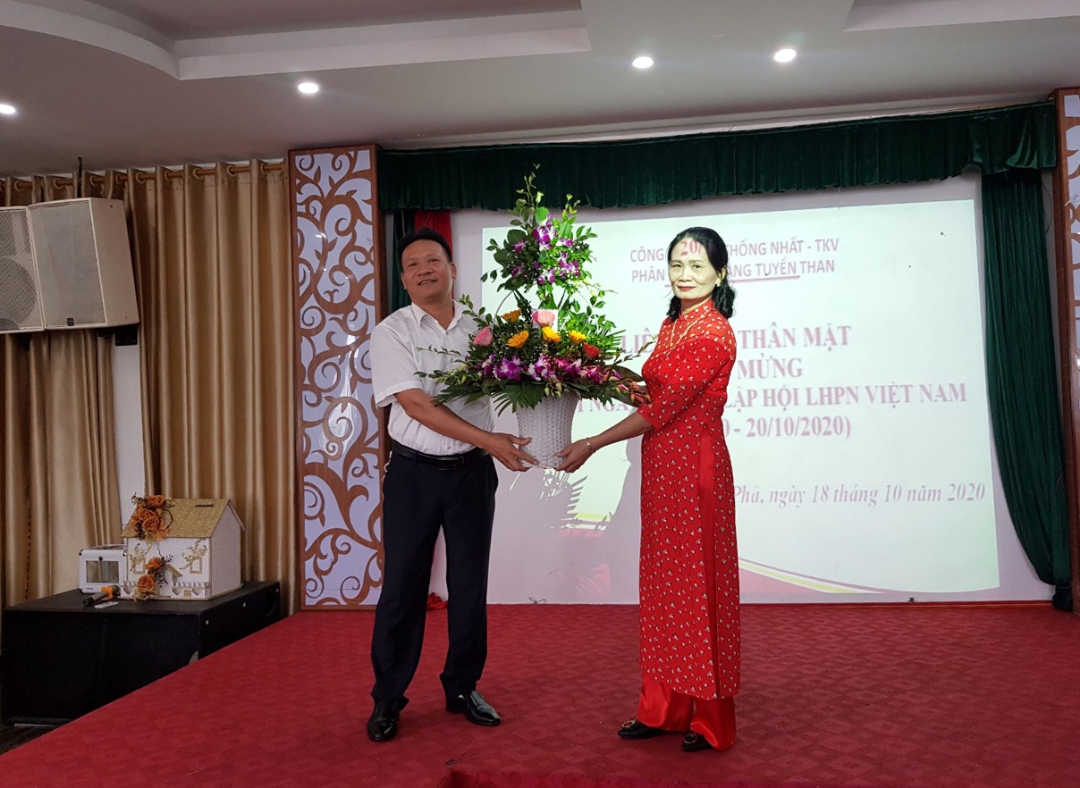 Nữ công Phân xưởng Sàng tuyển than gặp mặt nhân kỷ niệm ngày thành lập Hội liên hiệp Phụ nữ Việt Nam