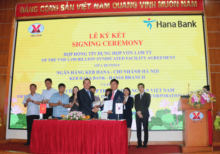 ổng Giám đốc TKV Đặng Thanh Hải và Tổng Giám đốc Ngân hàng Keb Hana Ham Jin Sik ký kết hợp đồng tín dụng hợp vốn