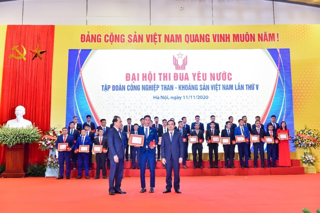 Đồng chí Đinh Văn Doanh – Công nhân Phân xưởng Khai thác 2 đón nhận danh hiệu “Thợ giỏi xuất sắc” cấp Tập đoàn – Hội thi thợ giỏi lần thứ 11 năm 2020.