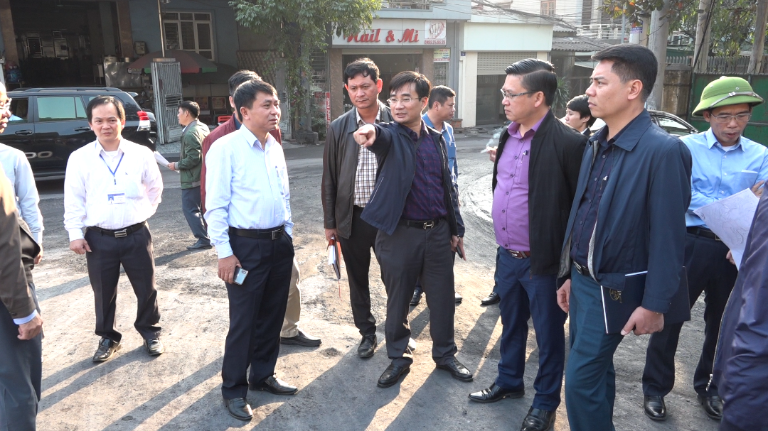 Đồng chí Bí thư Thành uỷ Nguyễn Anh Tú chỉ đạo nghiên cứu, khảo sát vị trí đặt trạm rửa xe tuyến đường lên khai trường Công ty Than Đèo Nai