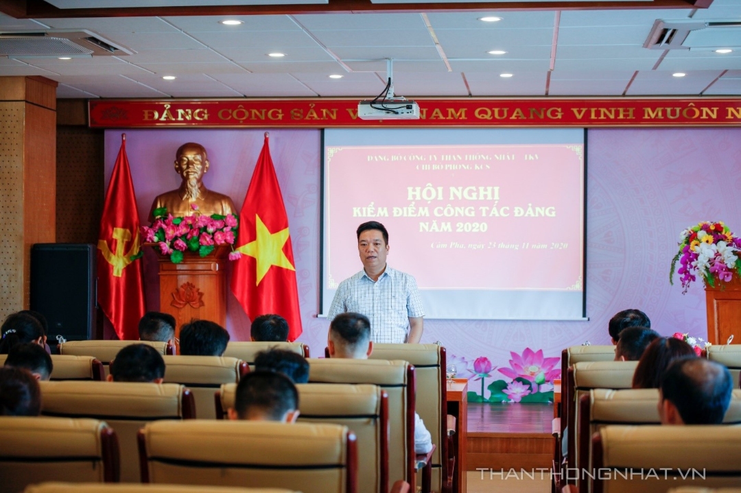 Đồng chí Trần Duy Hưng - Bí thư chi bộ Phòng KCS-TT báo cáo kiểm điểm tập thể năm 2020