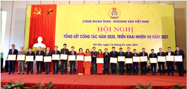 Đồng chí Vũ Thị Hằng - Chủ tịch Công đoàn Công ty (thứ 9 từ tái sang) nhận Bằng khen của Tổng LĐLĐ Việt Nam.