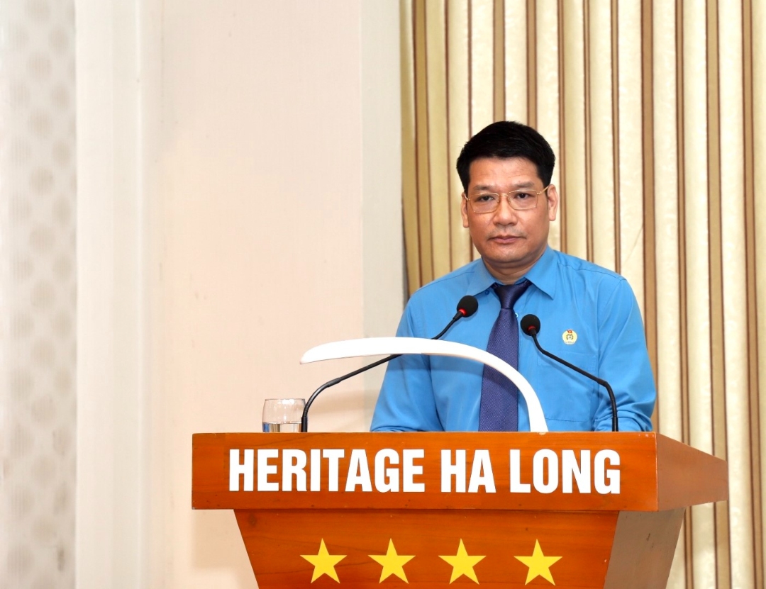Đ/c Phạm Hồng Hạnh - Phó Chủ tịch Thường trực Công đoàn TKV báo cáo kết quả triển khai thực hiện Chương trình nhà ở phục vụ CNLĐ 2 năm 2019 - 2020