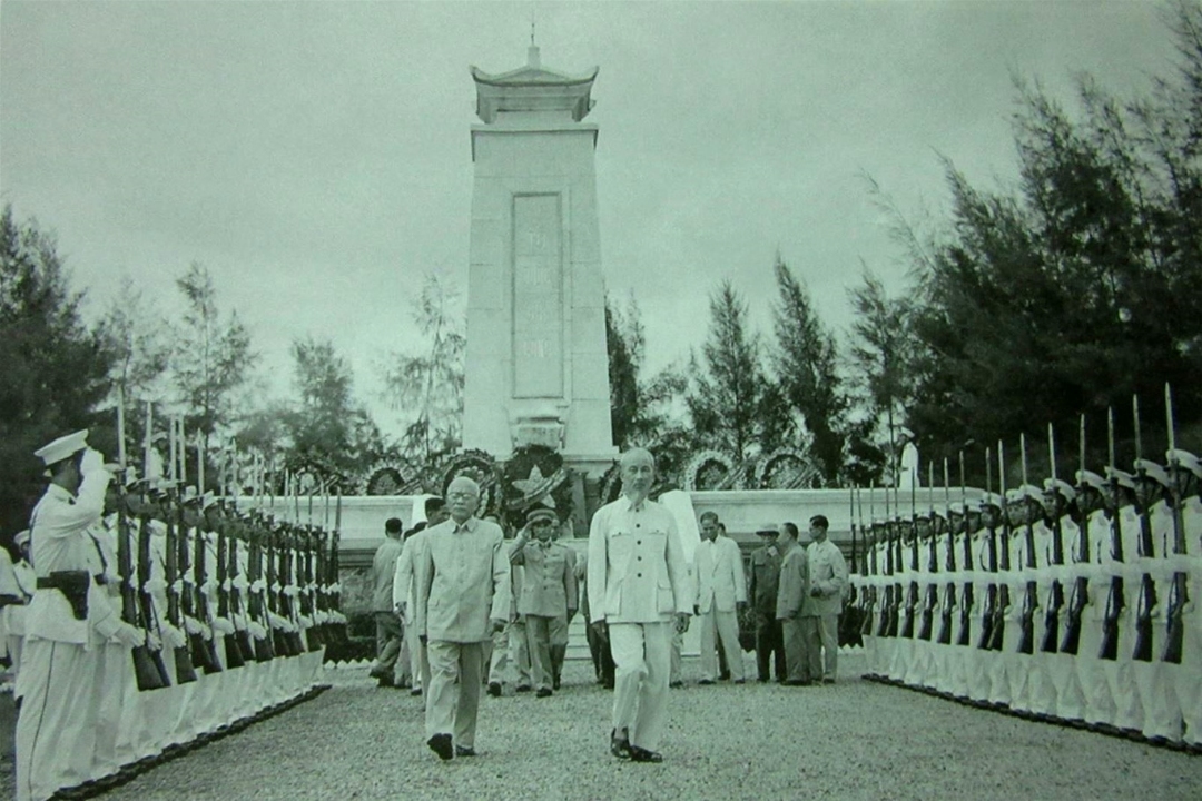 Ngày 2/9/1955, Bác Hồ cùng các đồng chí lãnh đạo Đảng, Nhà nước tới đặt vòng hoa viếng các liệt sĩ tại Nghĩa trang Mai Dịch, Hà Nội.