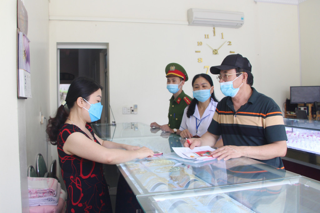 Tổ tự quản phòng, chống Covid-19 khu Trới 4, phường Hoành Bồ, TP Hạ Long, rà soát, hướng dẫn người dân khai báo y tế.