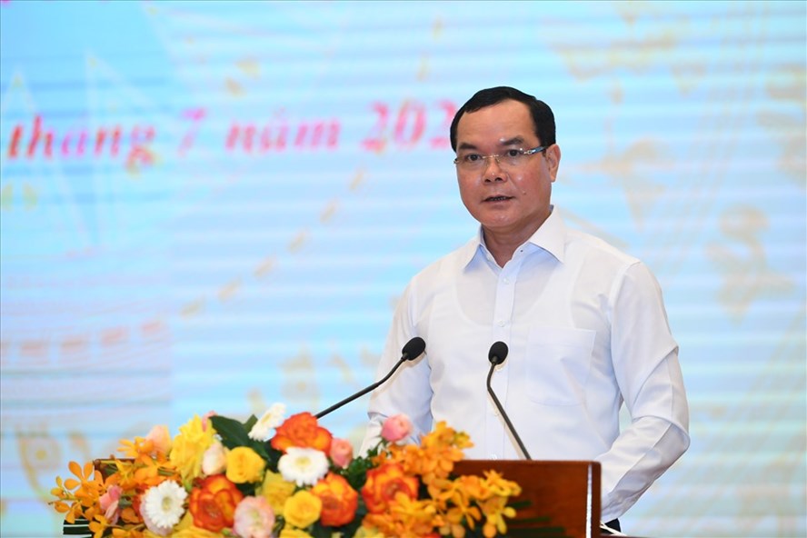 Ông Nguyễn Đình Khang - Uỷ viên Trung ương Đảng, Chủ tịch Tổng LĐLĐVN phát biểu tại hội nghị.