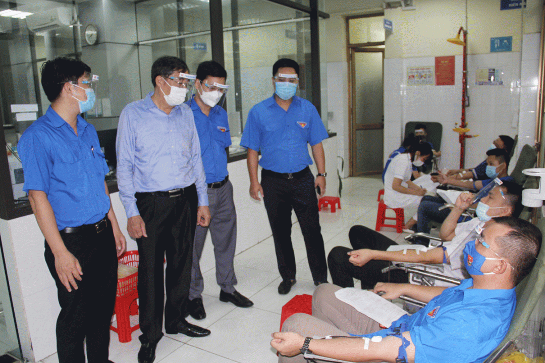 Lãnh đạo Tỉnh đoàn Quảng Ninh, Đảng ủy TQN kiểm tra công tác HMTN, động viên ĐVTN tham gia hiến máu