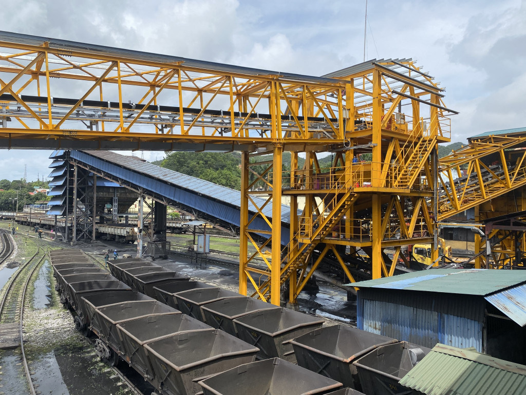 Hệ thống cấp liệu than cám độ tro cao ở Phân xưởng Tuyển than 1, Công ty Tuyển than Cửa Ông - TKV