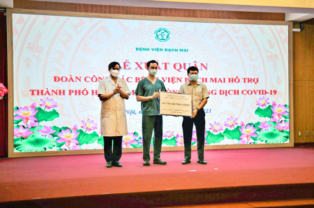 Thay mặt lãnh đạo TKV, Phó Tổng Giám đốc Tập đoàn Lê Quang Dũng đã trực tiếp trao số tiền ủng hộ 300 triệu đồng đến đại diện lãnh đạo Bệnh viện Bạch Mai.