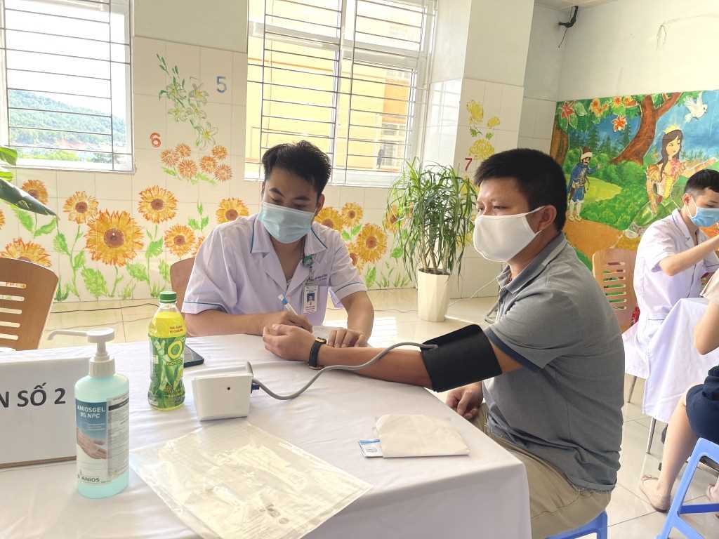 Khám sàng lọc trước tiêm vắc-xin phòng Covid-19 tại Bệnh viện Bãi Cháy (TP Hạ Long).