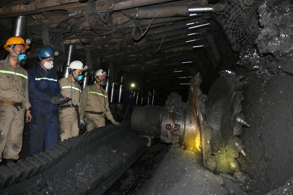 Sản xuất than tại lò chợ cơ giới hóa Công trường Khai thác 4, Công ty Than Hạ Long.