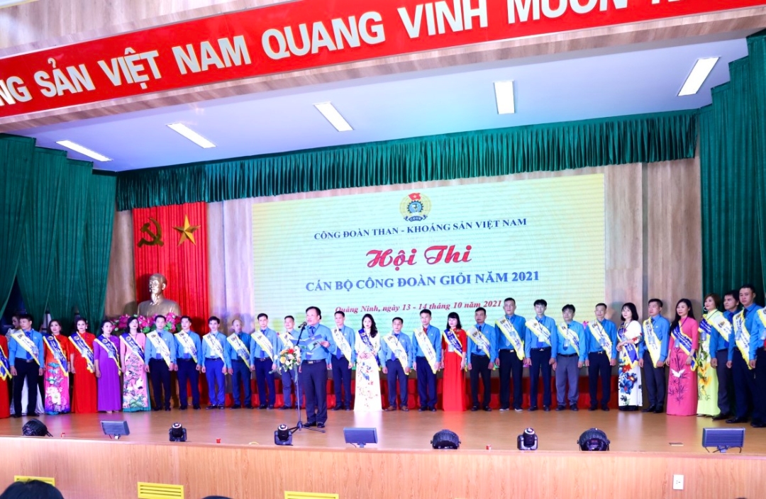 Đ/c Nguyễn Trung Hiếu - Phó Chủ tịch Công đoàn TKV - Trưởng ban Tổ chức Hội thi phát biểu khai mạc Hội thi.