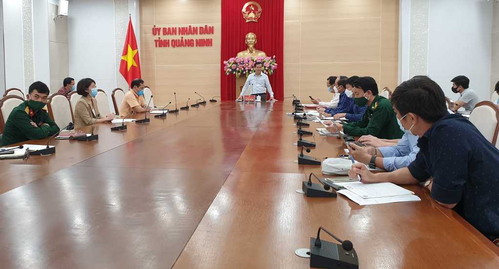 Phó Chủ tịch UBND tỉnh Bùi Văn Khắng chủ trì cuộc họp.