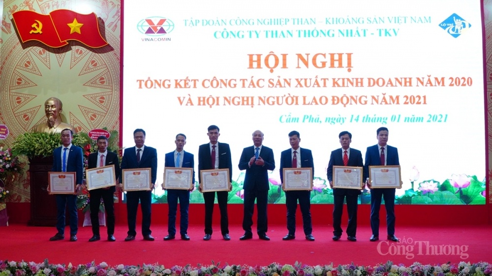 Lãnh đạo Tập đoàn TKV trao tặng Bằng khen của Chủ tịch Ủy ban Quản lý vốn Nhà nước giai đoạn 2018-2019 cho CBCNV Công ty (Ảnh minh họa: Cẩm Nhung - ST)