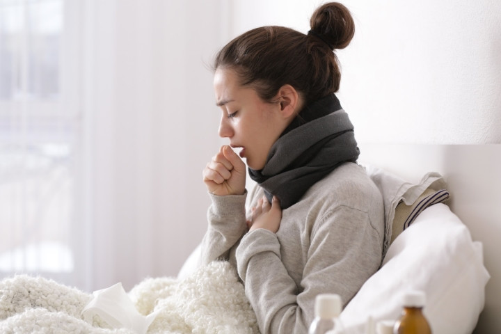 Ho khan thường do nhiễm virus, gây kích ứng đường hô hấp.