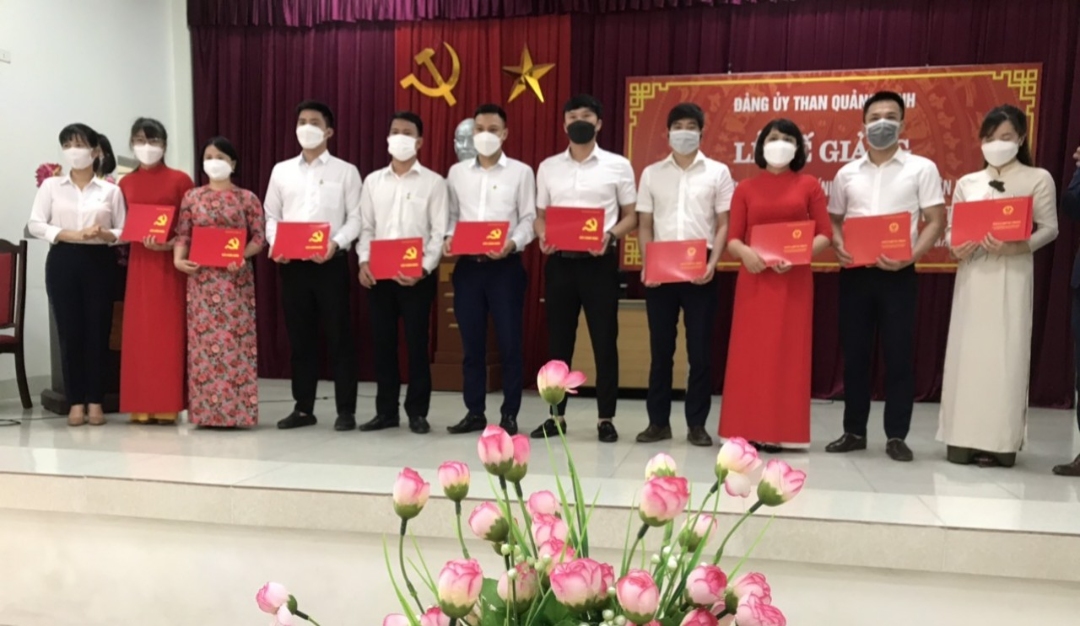 Đồng chí Ngô Thị Thu Phương - Phó Trưởng phòng Tổng hợp Đảng ủy Công ty Than Thống Nhất (người đứng thứ nhất từ trái sang) trao giấy chứng nhận cho các đồng chí học viên.