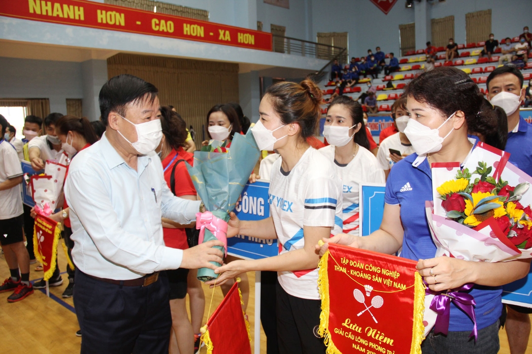 Phó Bí thư Đảng ủy TQN Nguyễn Mạnh Tường tặng cờ lưu niệm, hoa chúc mừng các đoàn tham dự giải