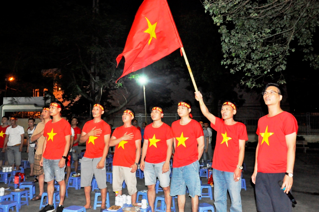 Các CĐV thực hiện nghi lễ chào cờ tại khu tập thể phường Cẩm Tây trước giờ bóng lăn (Ảnh: Thành Nam - Ngọc Quý)