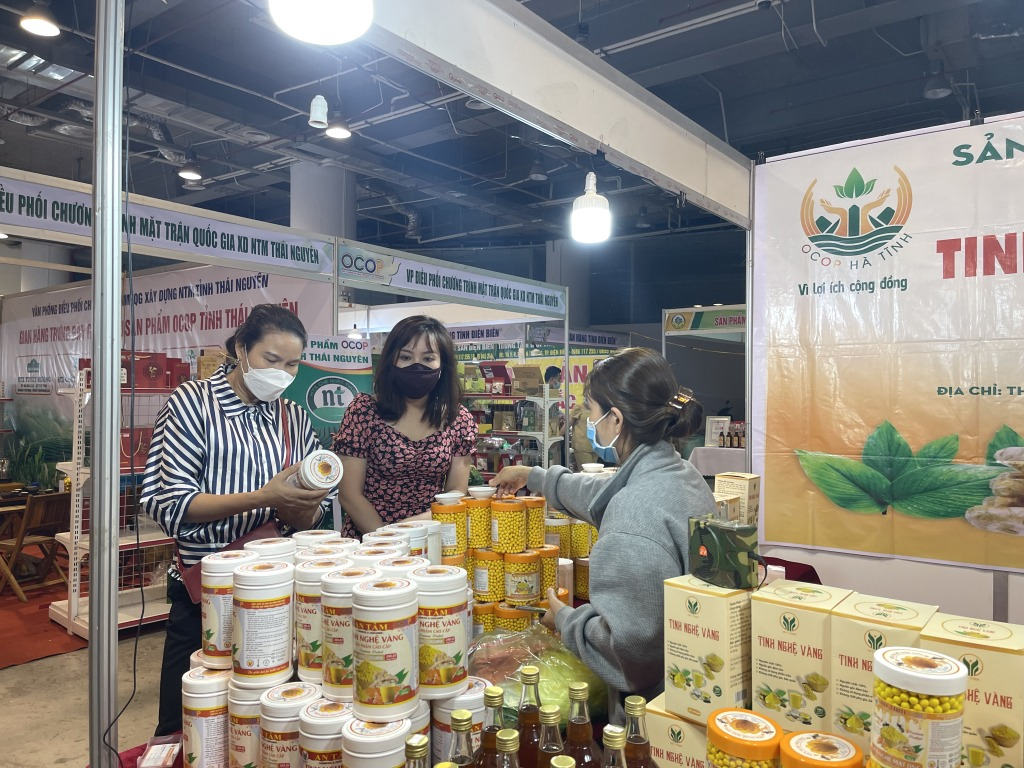 Người dân mua hàng tại Hội chợ OCOP Quảng Ninh - Hè 2022 tuân thủ nghiêm ngặt đeo khẩu trang.