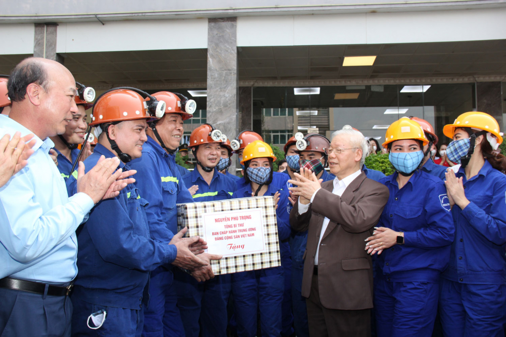 Tổng Bí thư Nguyễn Phú Trọng tặng quà cho công nhân, cán bộ Công ty CP Than Vàng Danh.