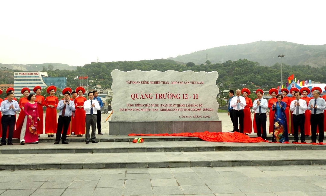 Các đại biểu gắn biển công trình chào mừng 15 năm ngày thành lập Đảng bộ Tập đoàn Công nghiệp Than - Khoáng sản Việt Nam