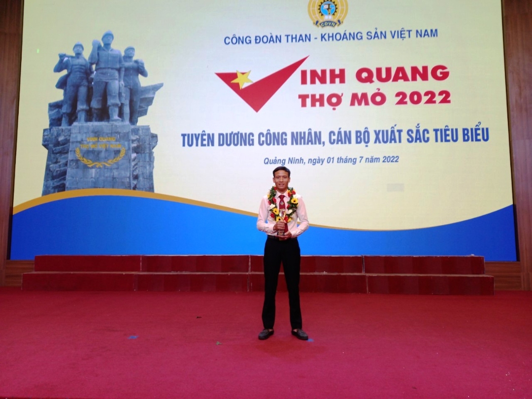 Thợ lò Nguyễn Văn Cường được vinh danh trong chương trình Vinh quang Thợ Mỏ năm 2022