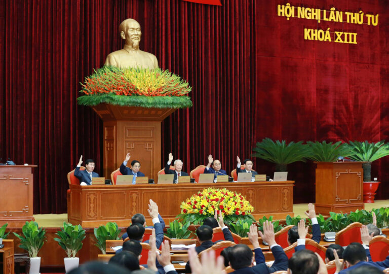 Các đại biểu biểu quyết thông qua chương trình Hội nghị lần thứ tư Ban Chấp hành Trung ương Đảng Cộng sản Việt Nam khóa XIII