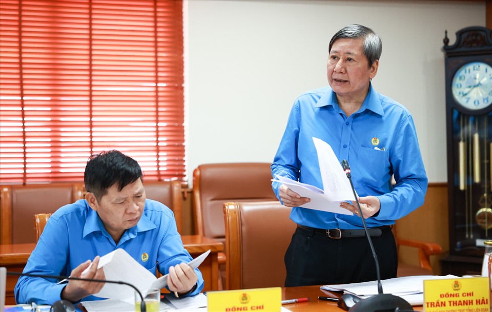Phó Chủ tịch Thường trực Tổng Liên đoàn Lao động Việt Nam Trần Thanh Hải trình bày Tờ trình “Chương trình công tác Công đoàn năm 2023”.