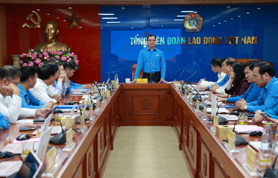 Ủy viên Trung ương Đảng, Chủ tịch Tổng LĐLĐVN Nguyễn Đình Khang chủ trì Hội nghị.