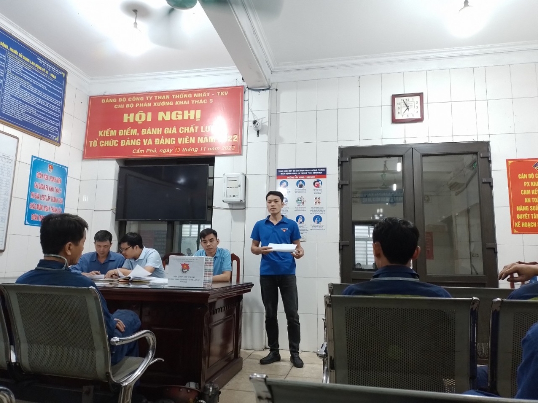 Đồng chí Đặng Phú Quân - Bí thư chi đoàn phát động chương trình "Tình nguyện mùa đông" tại nhà nhật lệnh phân xưởng