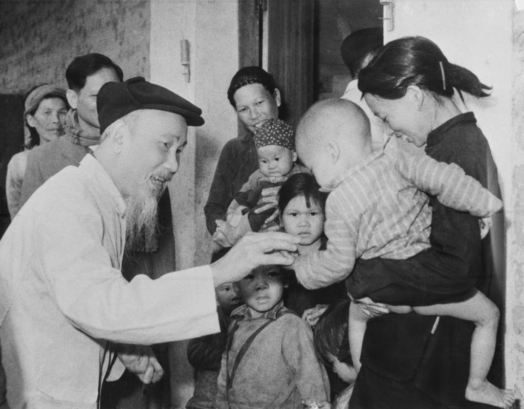 Chủ tịch Hồ Chí Minh thăm, chúc tết một số gia đình tại thôn Khe Cát, xã Minh Thành, huyện Yên Hưng, tỉnh Quảng Ninh ngày mùng 1 tết Ất Tỵ 1965