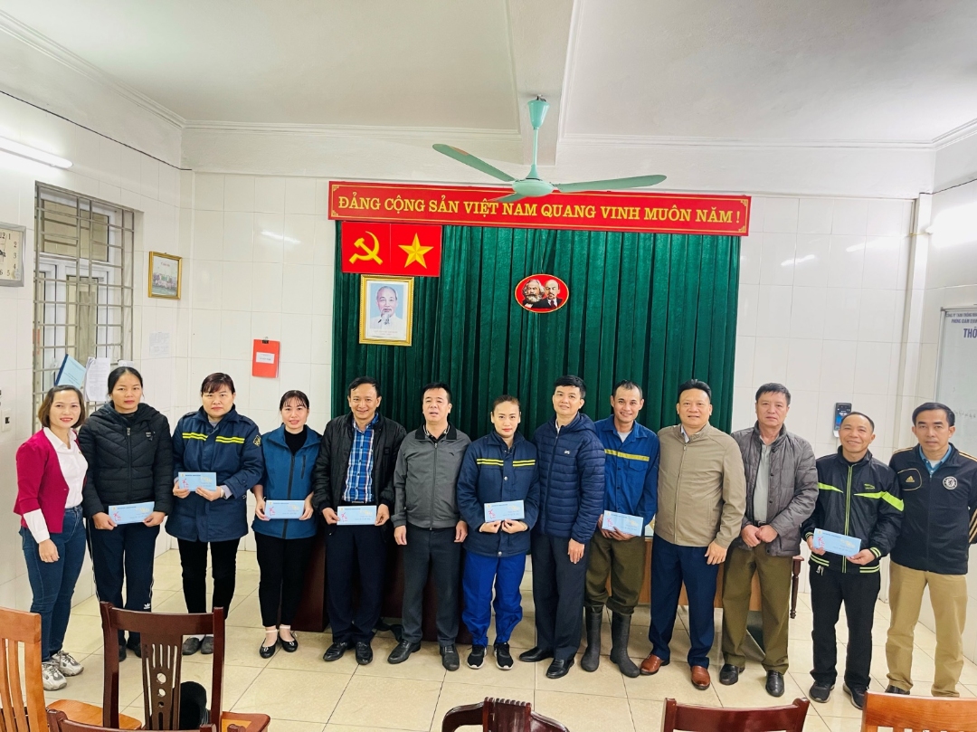 CBCNV Phòng KCS - TT phấn khởi nhận quà Công đoàn nhân dịp tết Nguyên Đán Quý Mão 2023