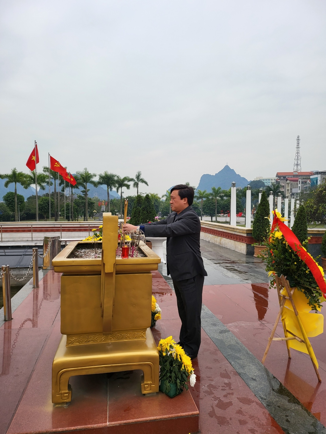 Phó TGĐ Tập đoàn Phan Xuân Thuỷ dâng hương tại Nghĩa trang Liệt sỹ TP. Hạ Long