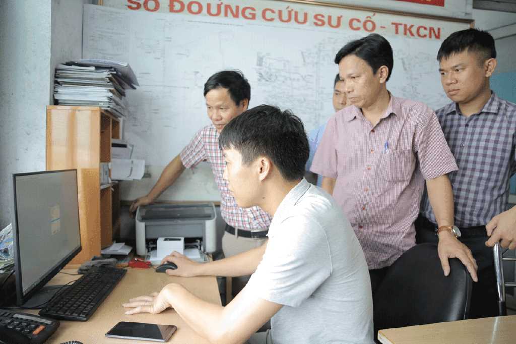 Công ty Than Uông Bí thực hiện viết ca lệnh sản xuất bằng phần mềm.
