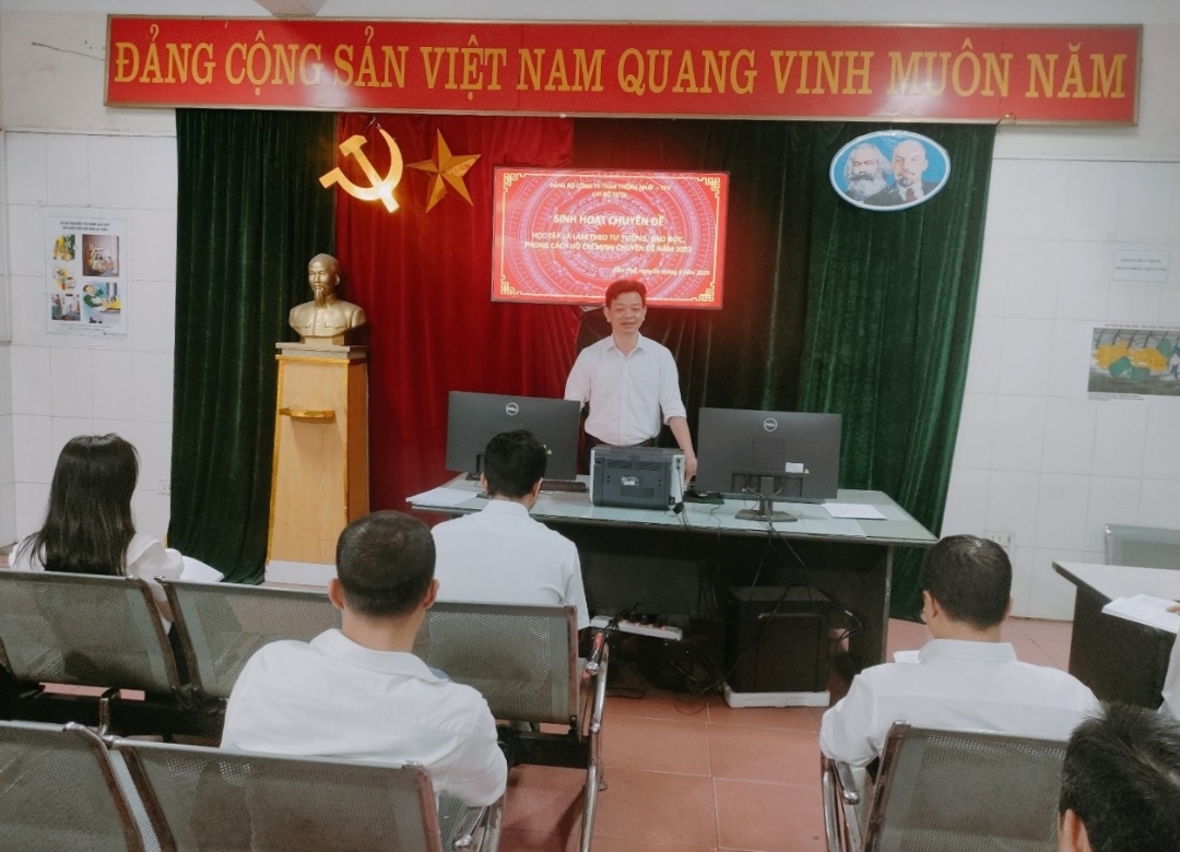 Báo cáo viên đồng chí Dương Thế Trọng - Bí thư chi bộ, Quản đốc Phân xưởng TGTN truyền giảng về chuyên đề học tập và làm theo tư tưởng, đạo đức, phong cách Hồ Chí Minh