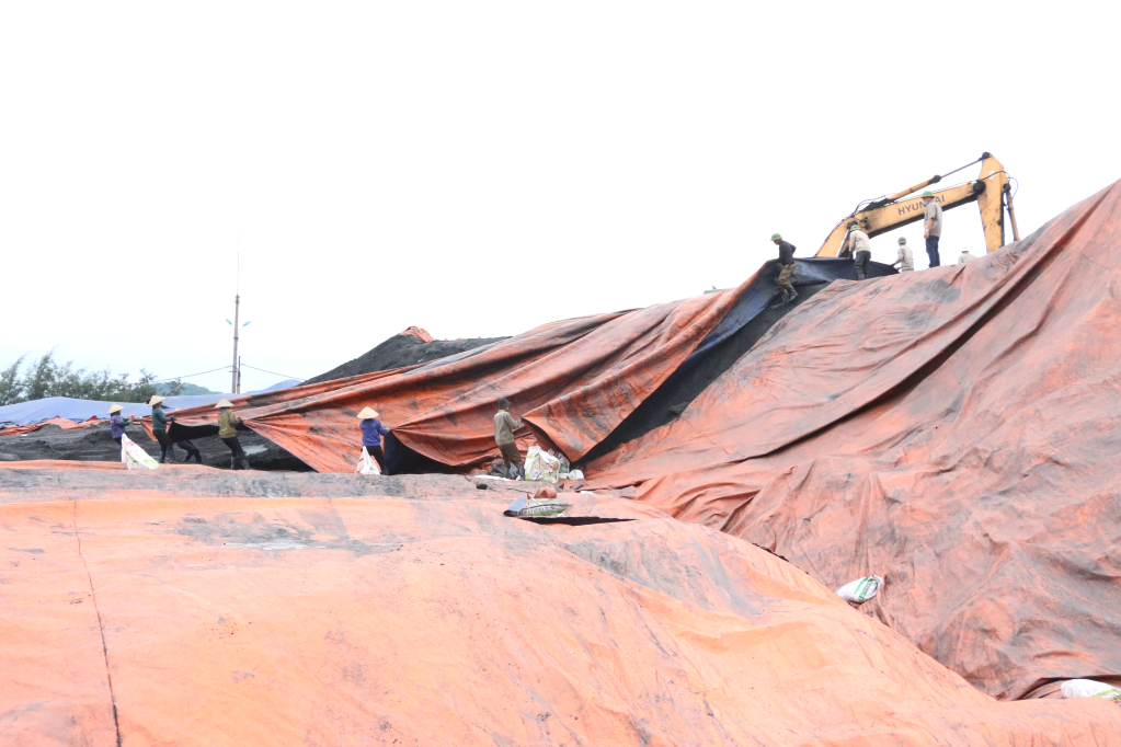 Các kho chứa than tại Kho cảng Hóa chất Mông Dương (Công ty Kho vận và Cảng Cẩm Phả) chuẩn bị đầy đủ bạt che chắn than đảm bảo an toàn trong mùa mưa.