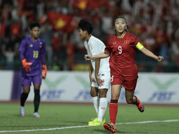 Huỳnh Như ghi bàn mở tỷ số cho Việt Nam ở phút thứ 13.