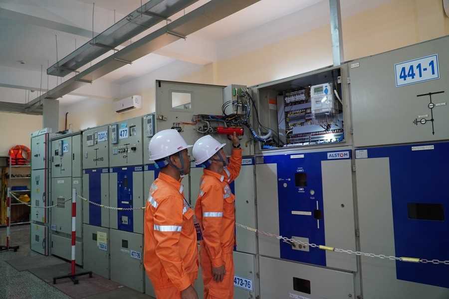 Công nhân Đội Quản lý vận hành lưới điện cao thế Quảng Ninh kiểm tra thiết bị tại TBA 110kV Cái Lân.