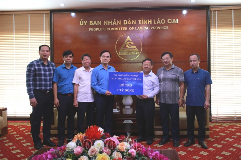Tỉnh Lào Cai tiếp nhận 2 tỷ ủng hộ của TKV
