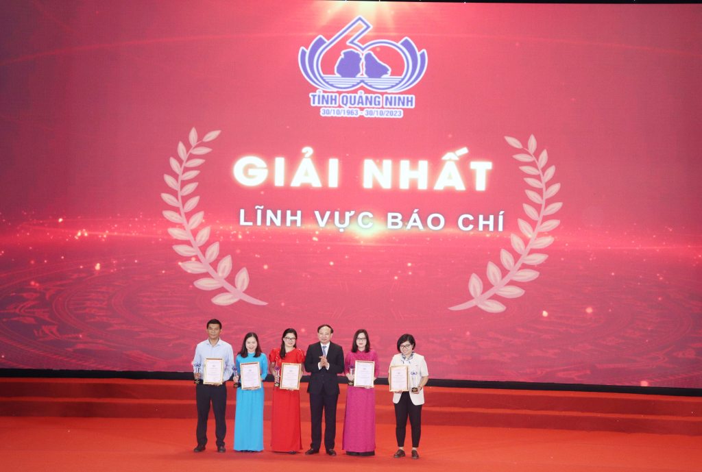 Đồng chí Nguyễn Xuân Ký, Ủy viên Trung ương Đảng, Bí thư Tỉnh ủy, Chủ tịch HĐND tỉnh, trao giải cho các tác giả, nhóm tác giả đoạt giải Nhất lĩnh vực Báo chí.