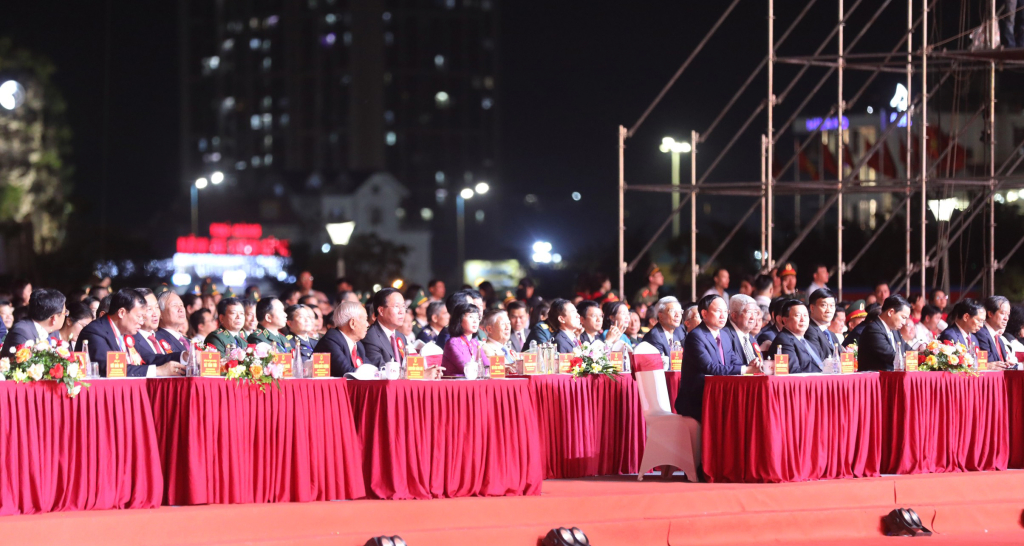 Đồng chí Võ Văn Thưởng - Ủy viên Bộ Chính trị, Chủ tịch nước Cộng hòa XHCN Việt Nam, cùng các đại biểu dự lễ kỷ niệm 60 năm Ngày thành lập tỉnh Quảng Ninh.