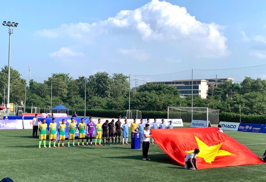 2 đội bóng Than - Khoáng sản Việt Nam (áo vàng) và Công đoàn Bắc Ninh thực hiện nghi lễ chào cờ