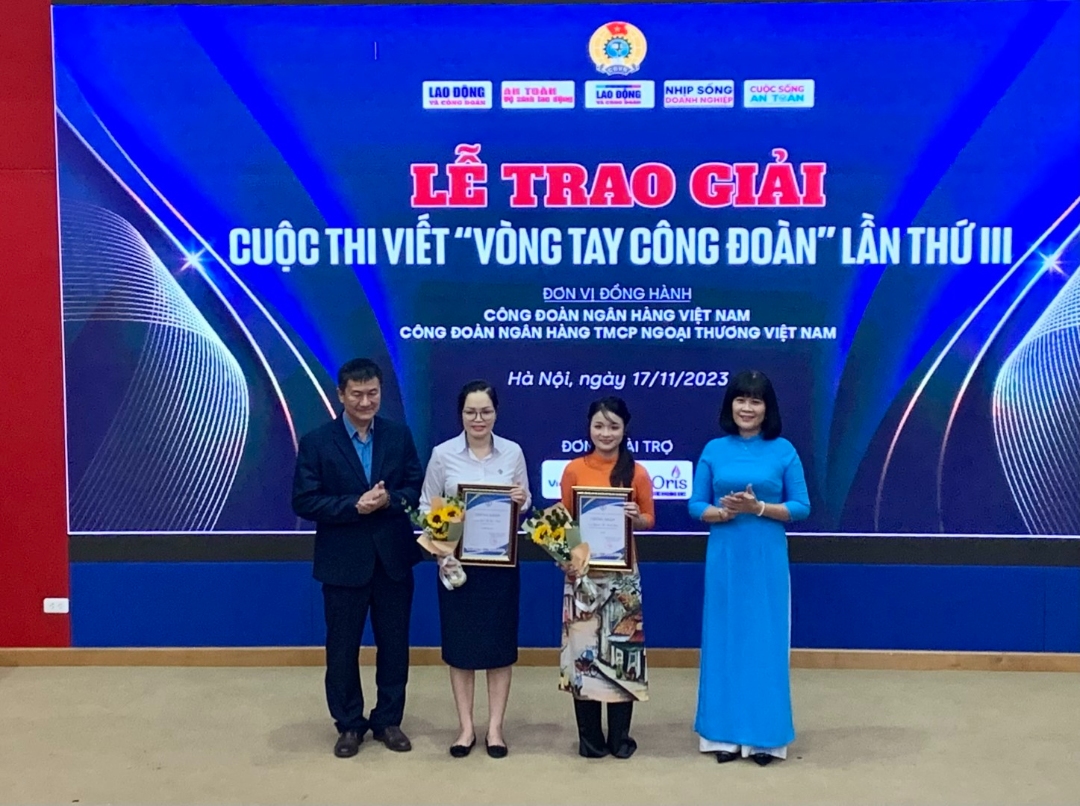 Nguyễn Thị Hương Giang (Thứ 2 bên trái) nhận giải Nhì Cuộc thi viết "Vòng tay Công đoàn"