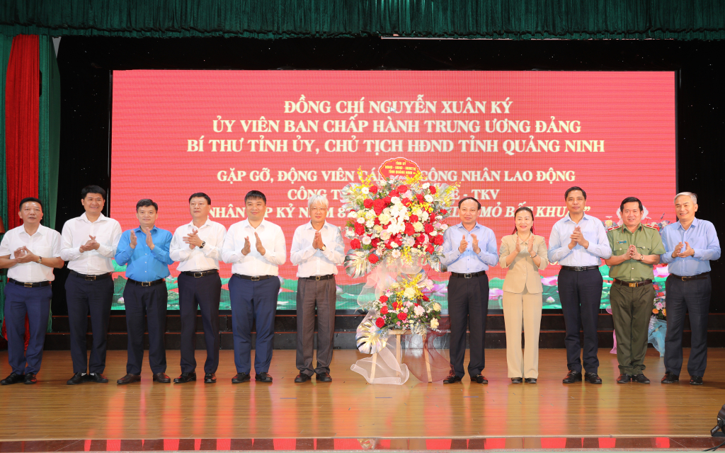 Đồng chí Bí thư Tỉnh ủy Nguyễn Xuân Ký tặng hoa chúc mừng ngành Than, Công ty Than Mạo Khê