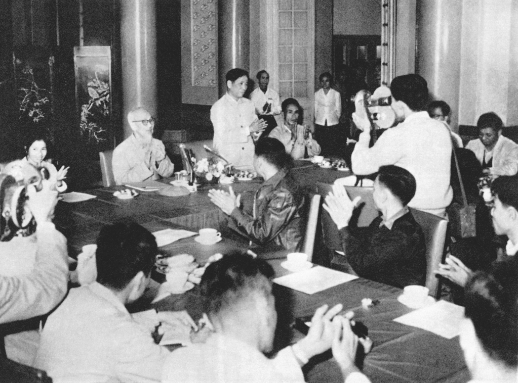Bác Hồ gặp mặt công nhân, cán bộ ngành Than tại Phủ Chủ tịch ngày 15/11/1968.