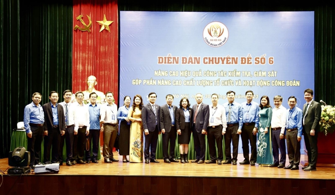 Đ/c Thái Thu Xương - Phó Chủ tịch Tổng LĐLĐVN chụp ảnh lưu niệm cùng các đại biểu (NQ - ST)
