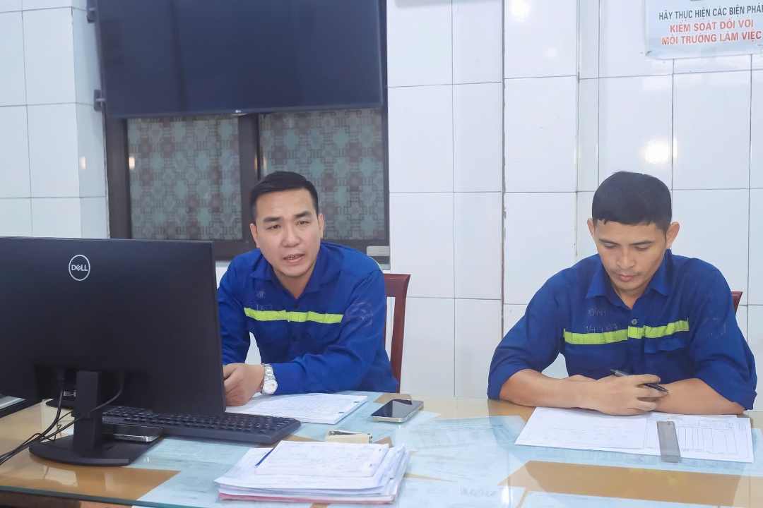 Lê Tiến Chương (người bên trái) thực hiện nhật lệnh đầu ca sản xuất