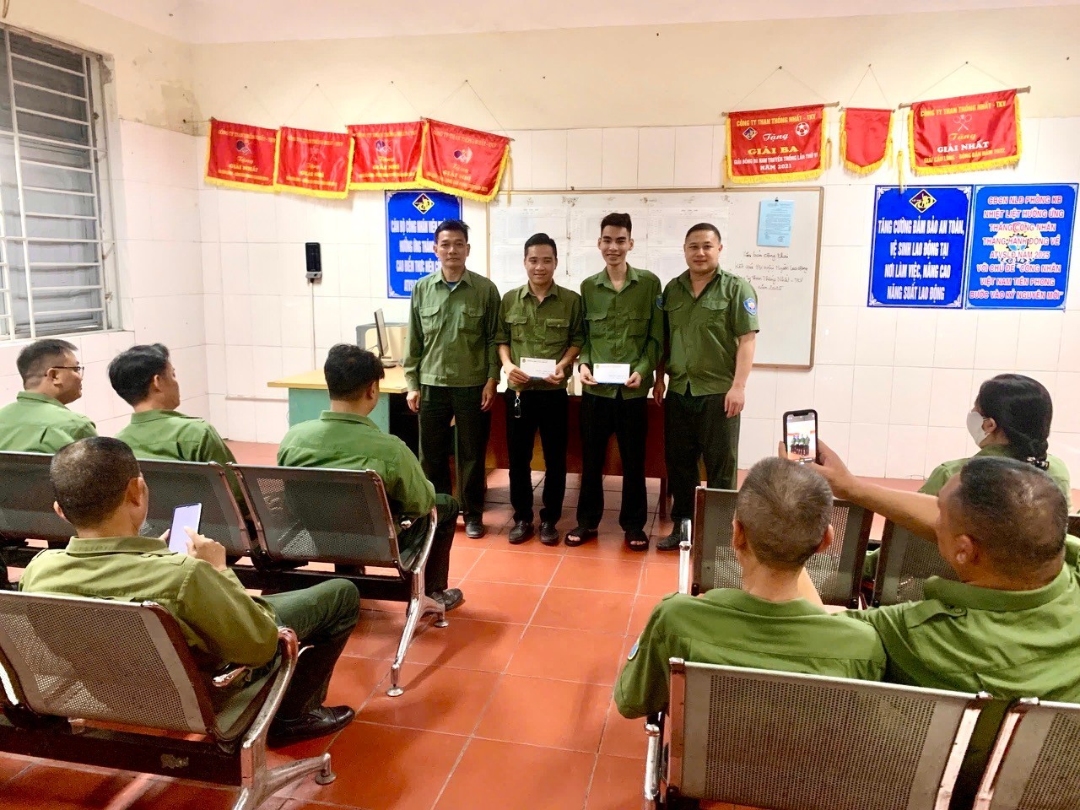 Phòng KB trao quà cho con CNVCLĐ nhân dịp Tết Thiếu nhi 1/6