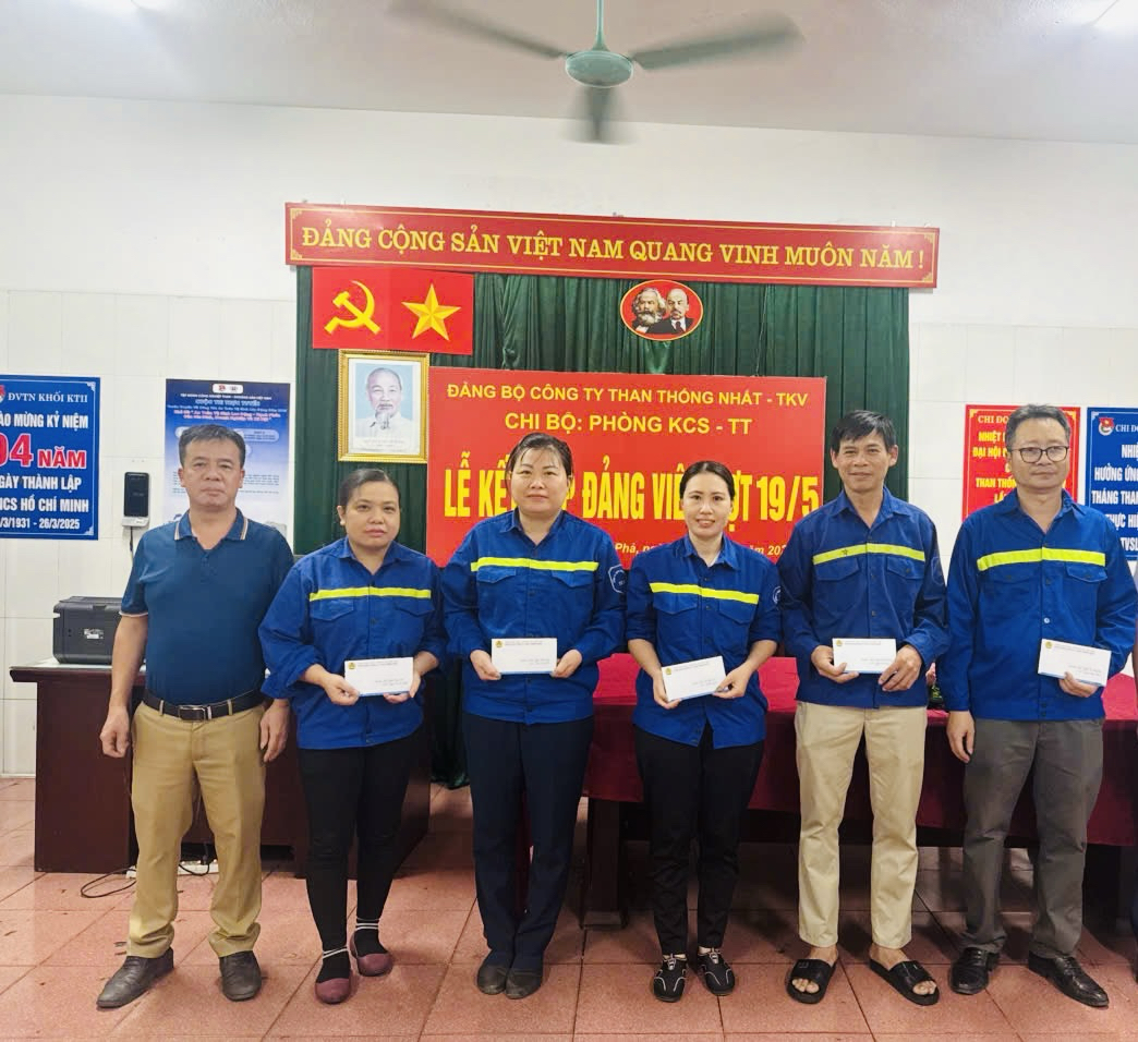 Đồng chí Trịnh Thế Anh - Chủ tịch Công đoàn Phòng KCS - TT trao tận tay các phần quà đến cho CNLĐ trong diện được hỗ trợ tại phòng nhật lệnh sản xuất.