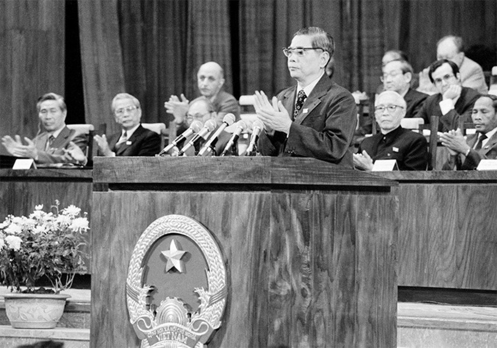 (Tổng Bí thư Nguyễn Văn Linh đọc diễn văn bế mạc Đại hội Đảng lần thứ VI, ngày 18-12-1986. Ảnh: Sưu tầm)